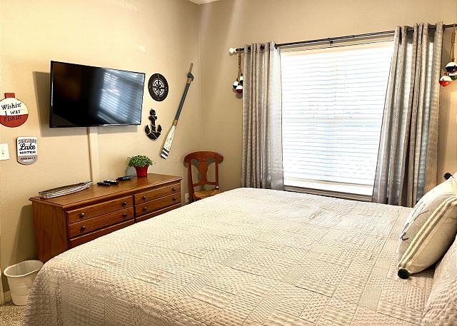 King guest bedroom with television in Condo A-9