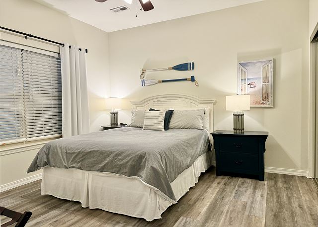 Second queen bedroom in Condo B-2